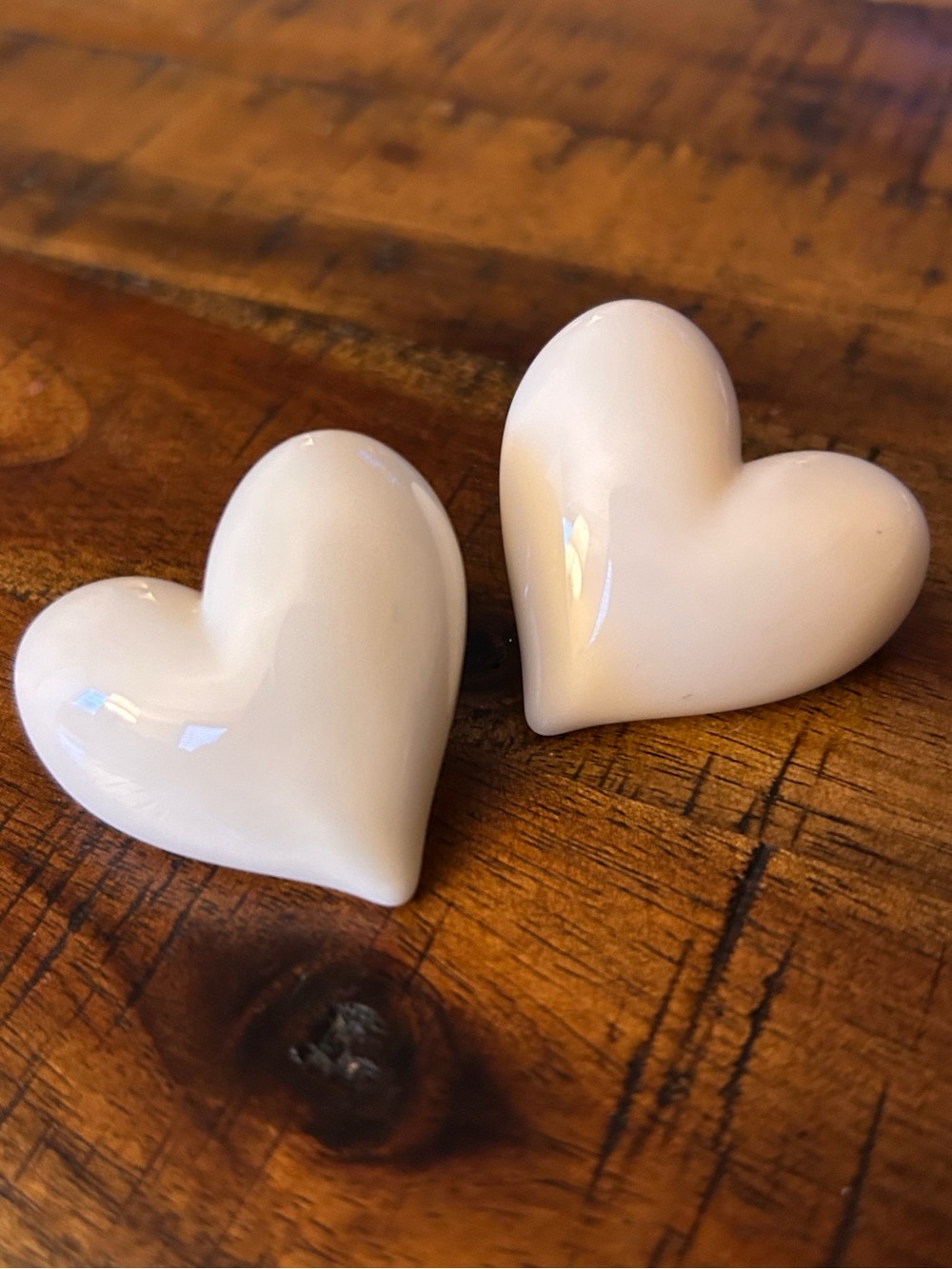 🤍 Cream Heart Acrylic Earrings